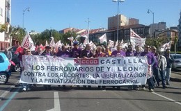 Manifestantes convocada por CC.OO en defensa del ferrocarril