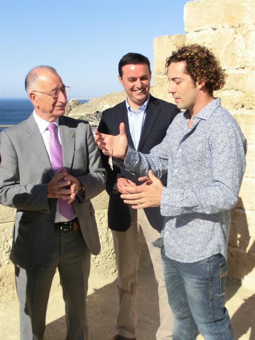 David Bisbal y el presidente de la Diputación de Almería, Gabriel Amat