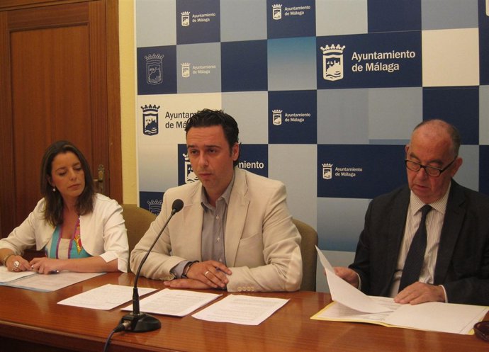 Los concejales Mar Torres y Raúl Jiménez y el gerente de Emasa