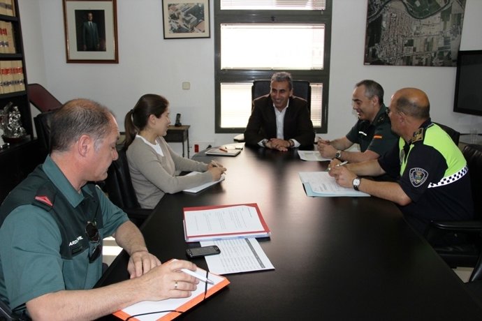 Reunión alcalde con  Cuerpos de Seguridad en Beniel