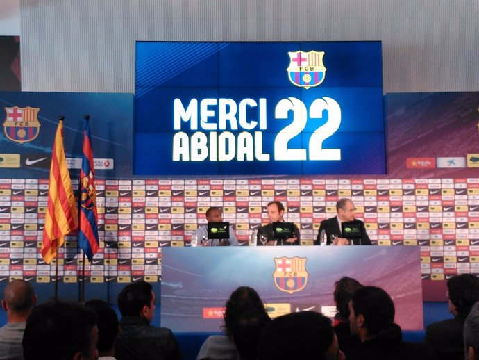 Eric Abidal en la rueda de prensa de despedida del Barcelona