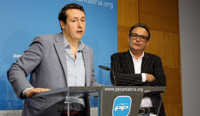 El diputado Iñigo Fernández con el alcalde Vega de Pas
