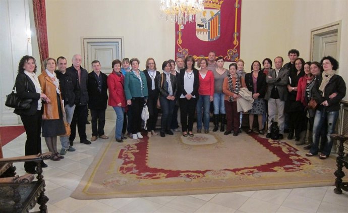 Representantes de las asociaciones junto a la concejal María José Fresnadillo