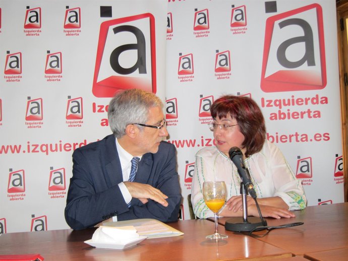 Los portavoces de Izquierda Abierta Gaspar Llamazares y Montse Muñoz