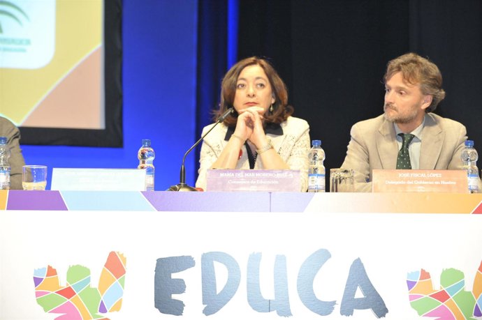 La consejera de Educación, Mar Moreno, junto a José Fiscal en Bonares.