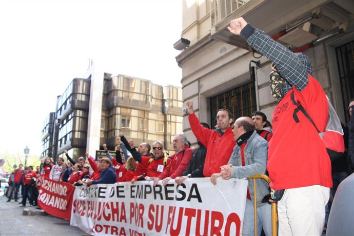 Protesta de los trabajadores de Sniace ante la junta de accionistas en Madrid