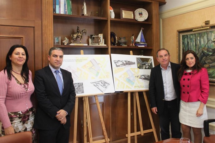 Elías Bendodo y el alcalde de Vélez-Málaga