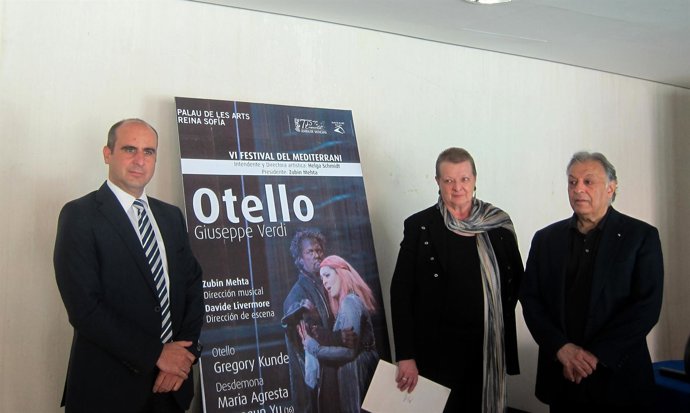 Manuel Tomás (izquierda), Helga Schmidt y Zubin Mehta presentan 'Otello'