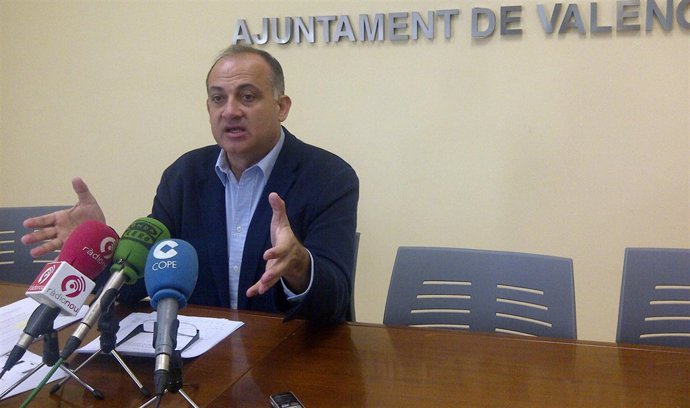 El portavoz municipal socialista, Joan Calabuig, en rueda de prensa. 