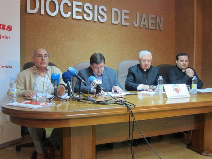 López-Sidro, Raya, Del Hoyo y Garrido presentan el balance 2012 de Cáritas.