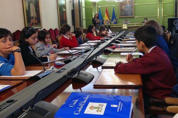 Niños en el Ayuntamiento de Oviedo