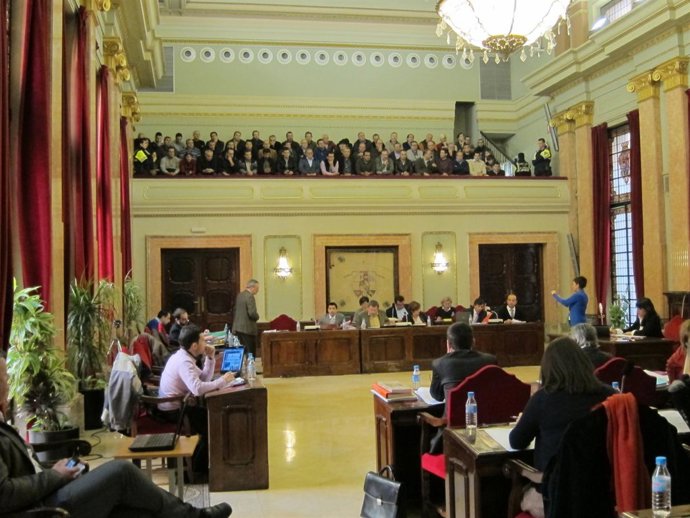 Imagen del Pleno del Ayuntamiento de Murcia, con los taxistas en la 'pajarera'