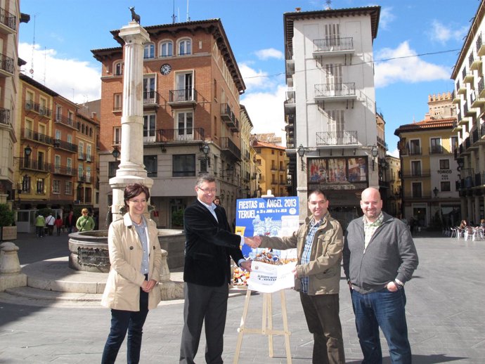 Los ganadores del concurso de carteles de La Vaquilla con el alcalde de Teruel.