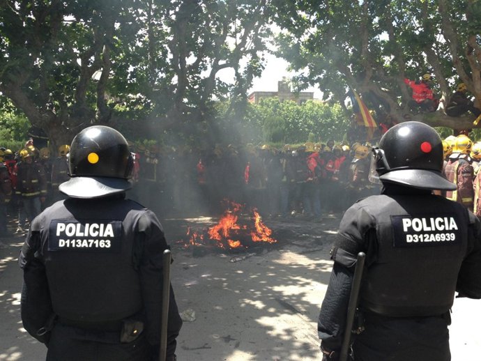 Protesta de Bomberos a las puertas del Parlament