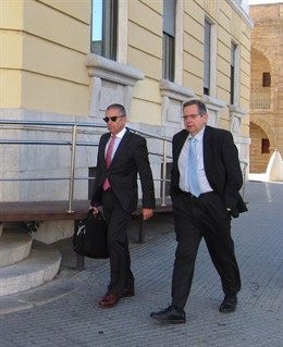 Miguel Osuna y su abogado llegando a la Audiencia