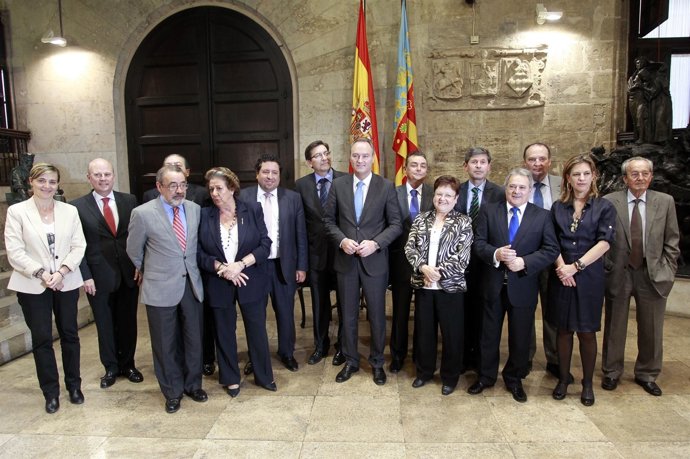 Fabra posa con las autoridades tras firmar el Plan Empleo con las Diputaciones
