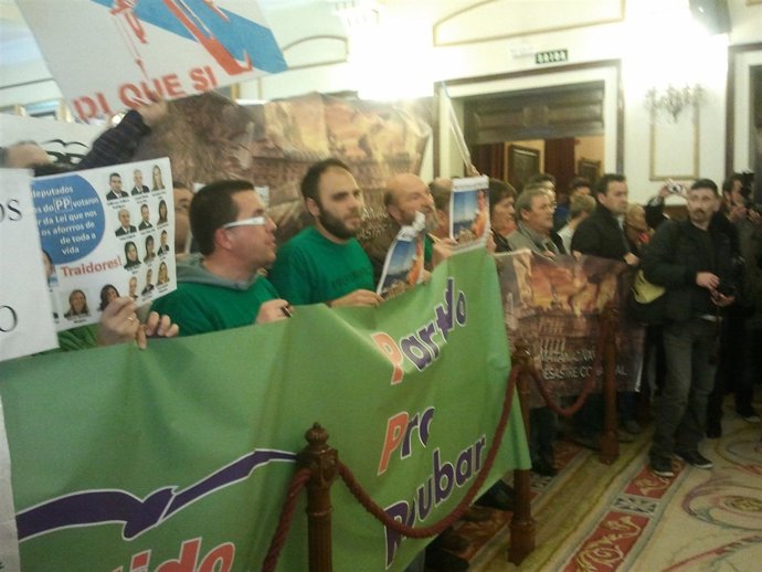 Protestas obligan a suspender el pleno municipal de Ferrol