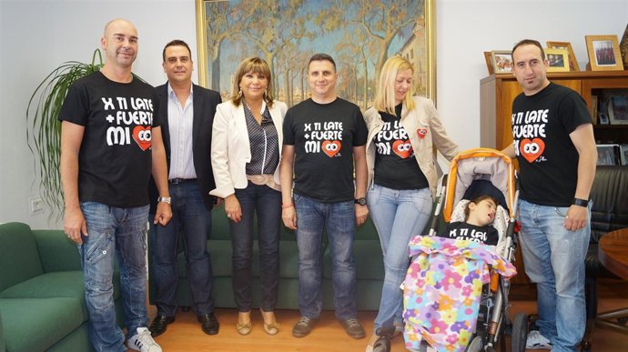 Mora y Bailach con la familia de Alba Ojeda y el alpinista Salvador Sanchis