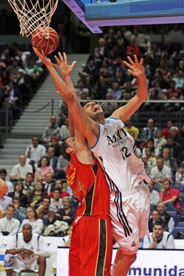 Mirotic anota ante un jugador del CAI Zaragoza
