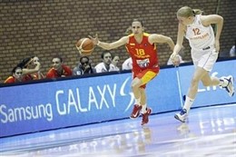 Queralt Casas conduce un balón ante Holanda