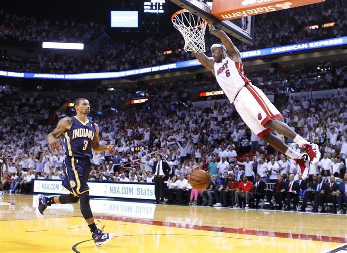 LeBron James machaca en el Heat-Pacers