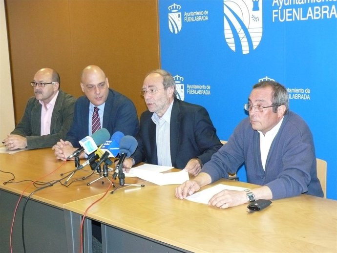 El alcalde, junto a representantes vecinales y de Cruz Roja, este viernes