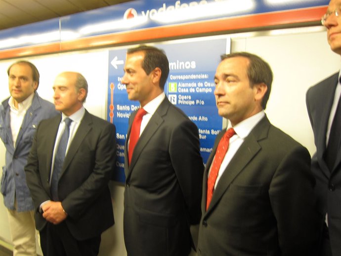 Victoria durante el despliegue del cartel de 'Vodafone'  en Sol