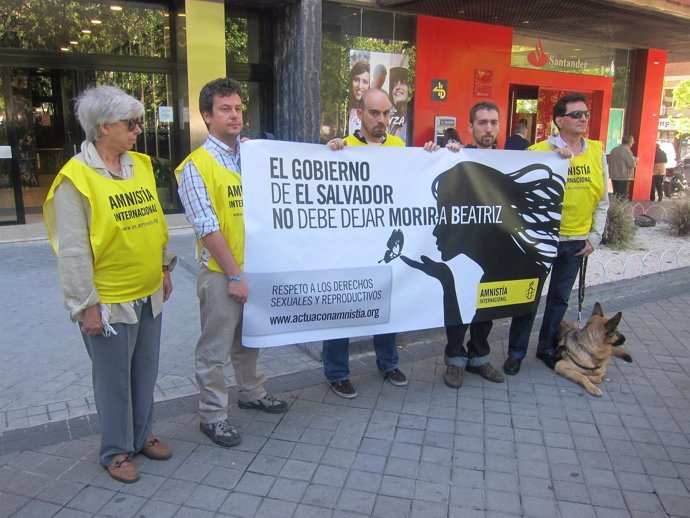 Protesta de Amnistía Internacional en defensa de la vida de Beatriz