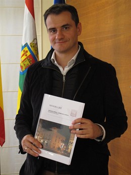 Miguel Sáinz, con la Memoria Jurídica municipal