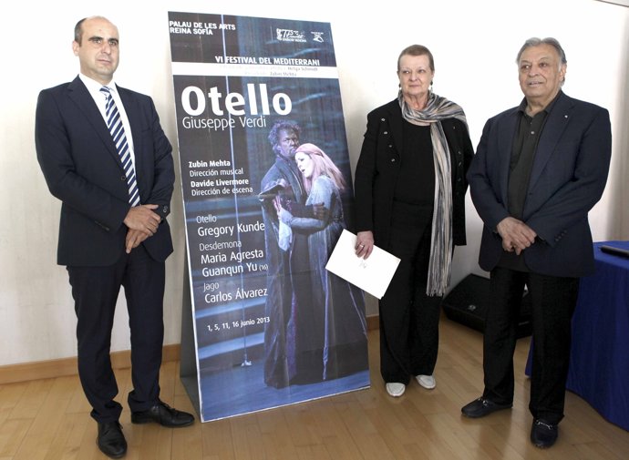 Manuel Tomás (izquierda), Helga Schmidt y Zubin Mehta presentan Otello