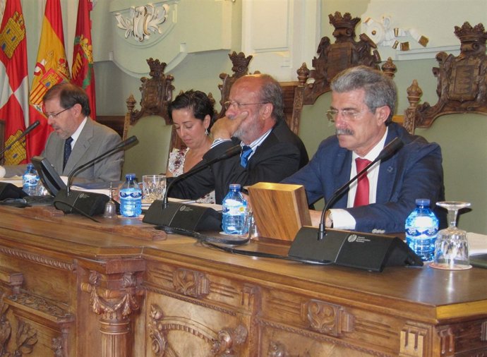El concejal Manuel Sánchez, en primer término, durante un Pleno municipal
