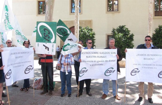 Sindicato CSI-F se concentra a las puertas de San Esteban contra los recortes