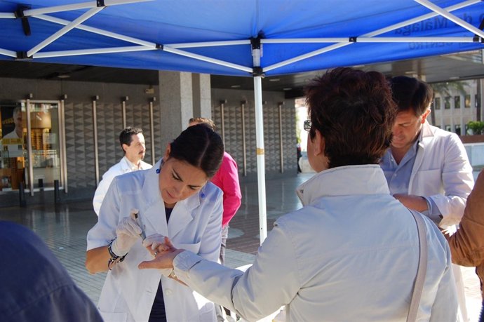 Sanitarios Hacen Prueba De Glucemia A La Población