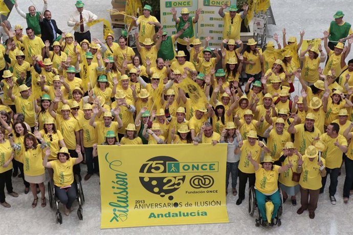  Más De 8.000 Andaluces Visten De Amarillo En La 'Fiesta De La Ilusión'