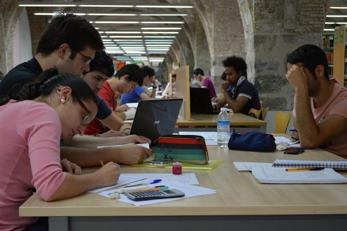 Jóvenes estudiando en la biblioteca UPCT