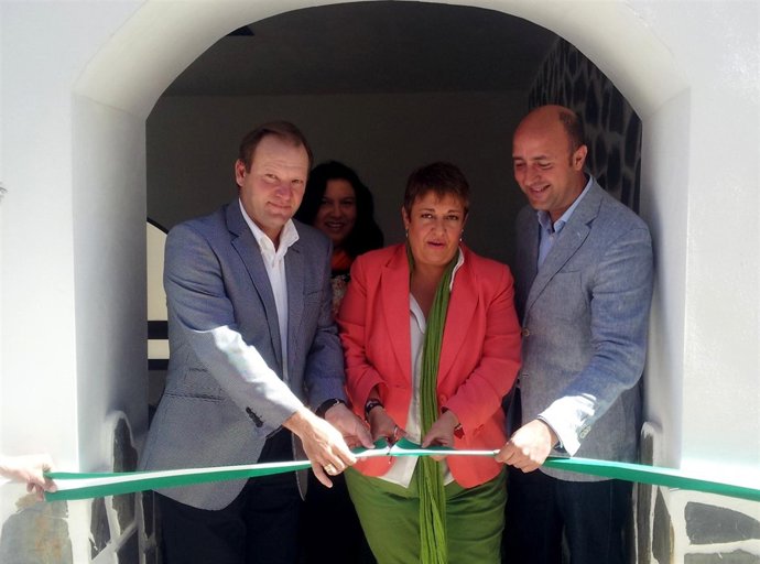 Manuela González inaugura el lavadero de Rágol del Plan Turístico de  Alpujarra