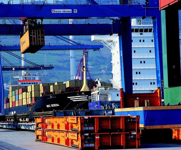 Contenedores En Un Puerto