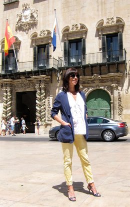 Maribel Verdú frente al Ayuntamiento de Alicante