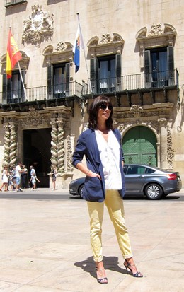 Maribel Verdú frente al Ayuntamiento de Alicante