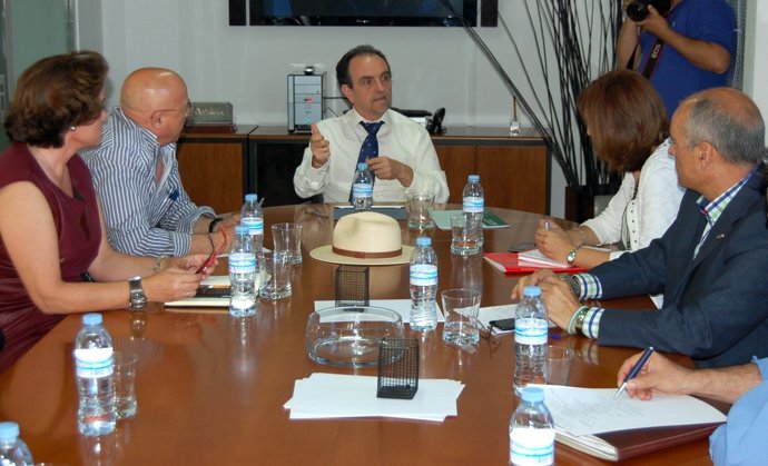 REUNIÓN DE consejero de turismo con sindicatos málaga