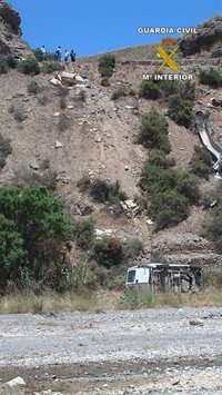Guardia Civil rescata al conductor de una furgoneta tras despeñarse por un barranco de 40 metros