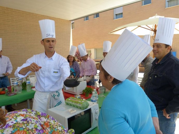Directivos de Makro participan en un taller de cocina junto a personas con disca