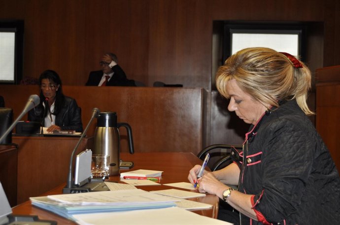 La consejera de Educación, en primer término, escucha a María José Ferrando (PP)