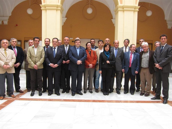 Los Firmantes Del Manifiesto Para Incluir A Huelva En El Corredor Ferroviario. 