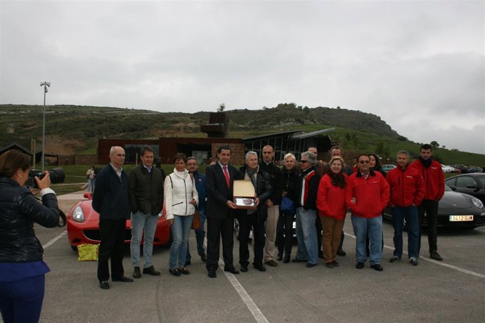Los participantes en el Certamen 'Superdeportivos Cantabria' visitan El Soplao