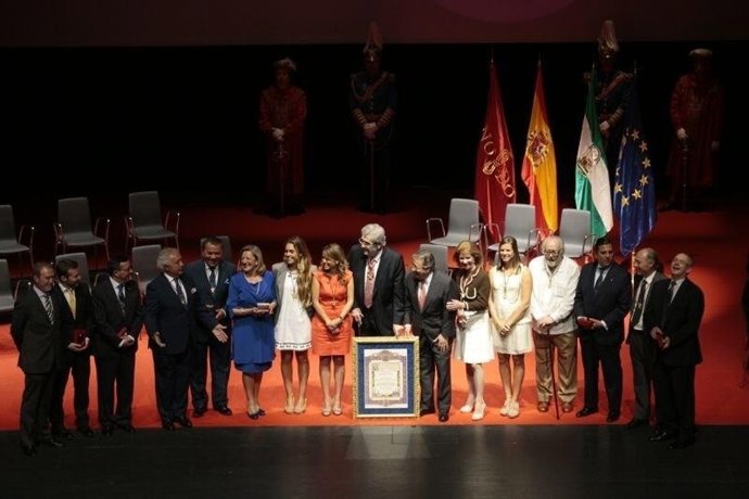 Foto de familia de los reconocidos con las medallas de Sevilla