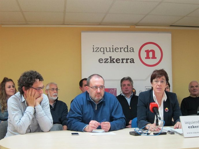 Edurne Eguino junto a miembros de IU y Batzarre.