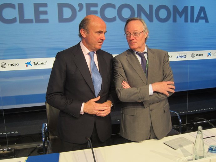 El ministro L.De Guindos y el presidente del Círculo de Economía J.Piqué