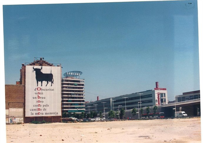 Publicidad del toro de Osborne en La Farinera del Clot en 1996
