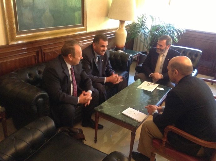 Juan Lillo, en la reunión con el cónsul de Rumanía en Sevilla.
